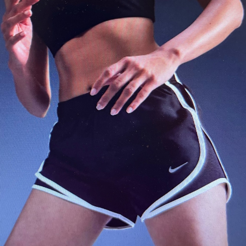 WOMENS NIKE DRI FIT RUNNING SHORTS SIZE MEDIUM IN BLACK/WHITE NWT!